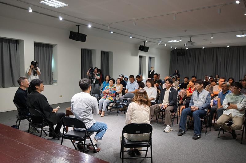 黃敏惠市長聆聽廖士賢分享創作理念。