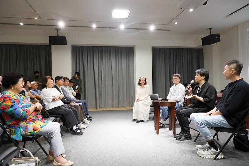 黃敏惠市長聆聽廖士賢分享創作理念。