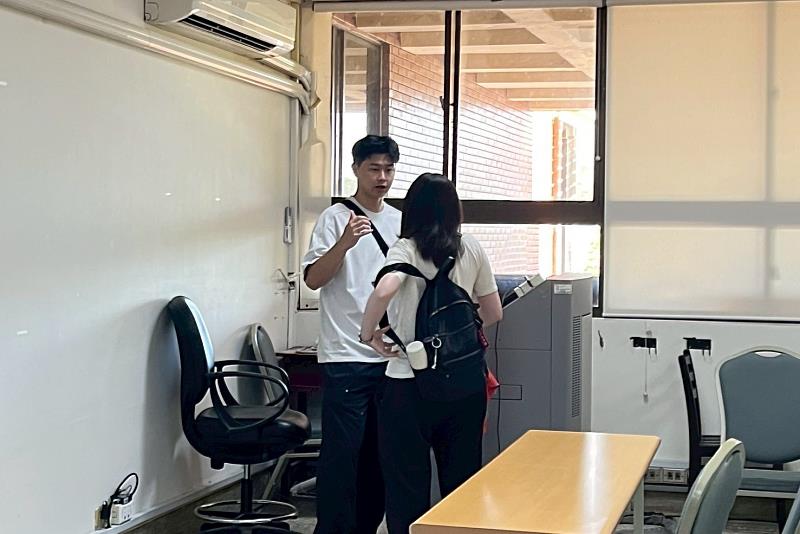 南大學生把握交流機會,向校友請益警察特考準備方向與讀書規劃,深入了解公職考試與從警發展歷程。
