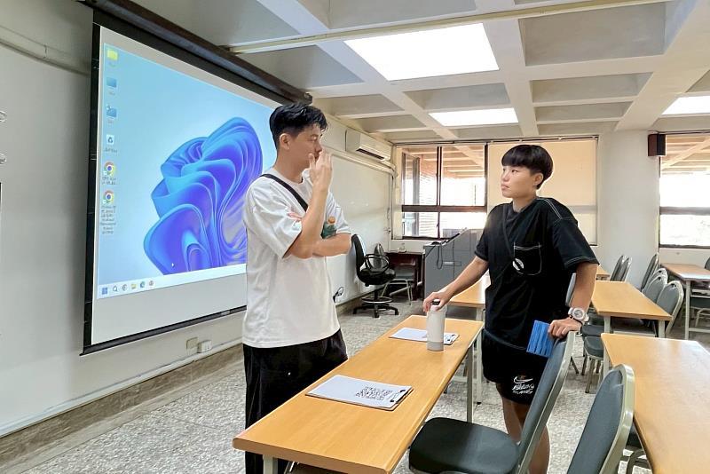 南大學生踴躍提問警察特考準備策略及職涯規劃,展現對公職發展的關注。