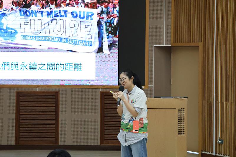 講師分享玩具圖書館推動經驗，讓南大學生了解回收玩具如何串聯教育、社區服務與環境永續。