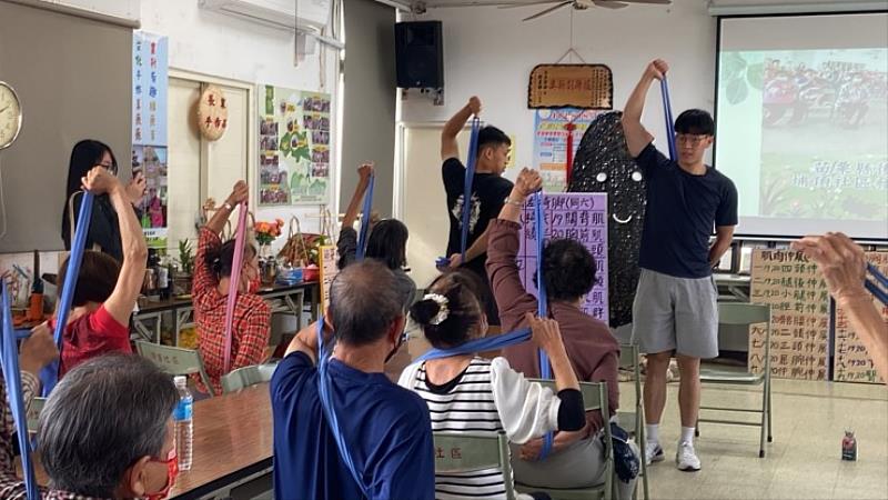 高齡運動健康促進課程導入體適能前後測,掌握長者健康狀況與運動成效。
