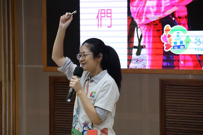 講師以生活經驗引導互動,帶領南大學生從玩具使用與消費習慣出發,重新思考資源循環與共享價值。