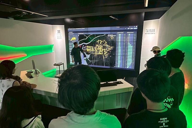 南大應數系學生透過即時數據視覺化平台，觀摩停車熱點與交通流量分析，實地了解數據分析在智慧城市治理中的應用。
