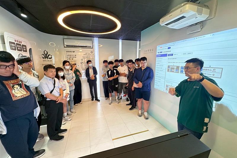 黃德彥數據科學家向南大應數系師生介紹智慧停車數據平台運作模式，帶領學生認識大數據分析與智慧交通應用。