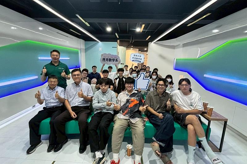南大應數系黃印良主任率領學生與臺南市智慧停車數據服務中心團隊合影,共同見證數據分析教育與實務交流成果。