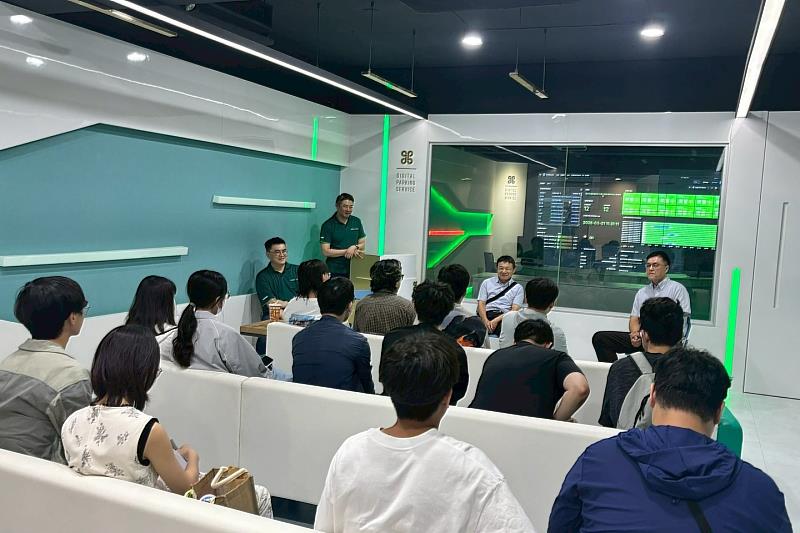 南大應數系透過參訪智慧停車數據服務中心,深化數據分析實務學習,提升學生跨域整合與應用能力。