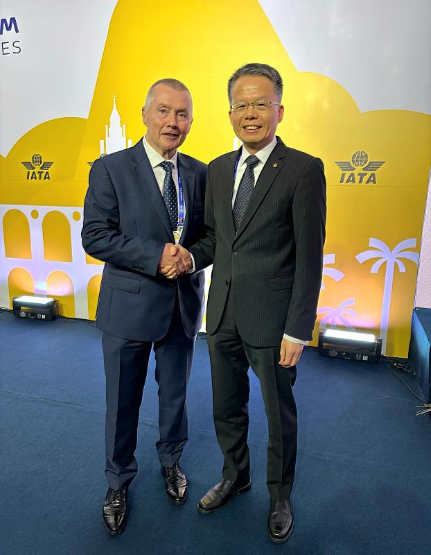 國際航空運輸協會理事長威利.沃爾什(左)歡迎長榮航空孫嘉明總經理(右)加入IATA理事會,共同開創IATA的策略方向與航空產業發展重點。