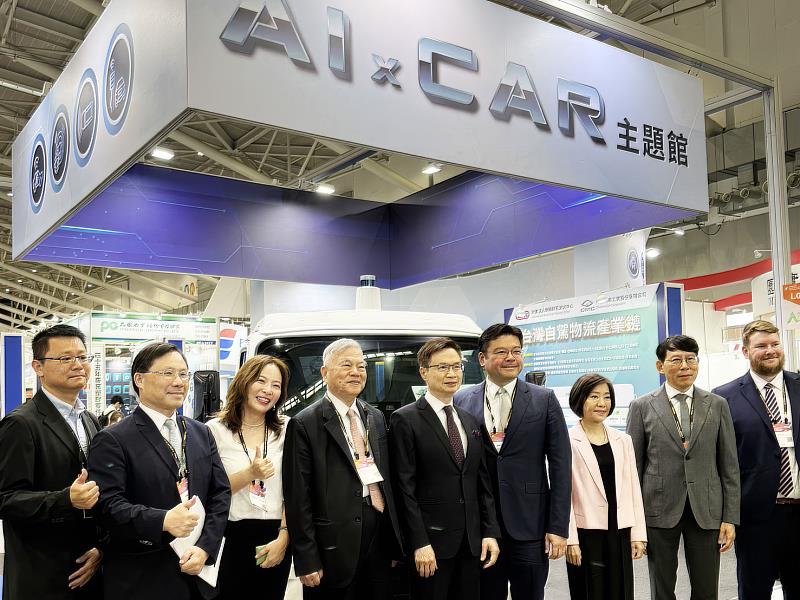 勤崴國際攜手中華汽車打造L4自駕物流車計畫獲經濟部審議通過。經濟部次長江文若（右3）、電電公會副理事長許介立（右4）、外貿協會董事長黃志芳（左5）、總統府資政沈榮津（左4）、勤崴國際副總林映帆（左3）。（圖/勤崴國際提供）
