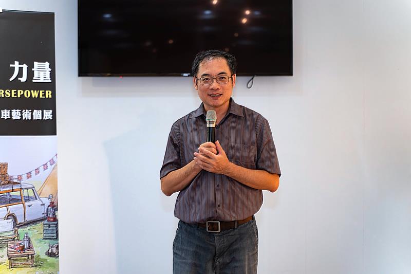 謝忠恆主任讚夏祖亮老師的創作展現「專注一件事、多元發展」的精神。