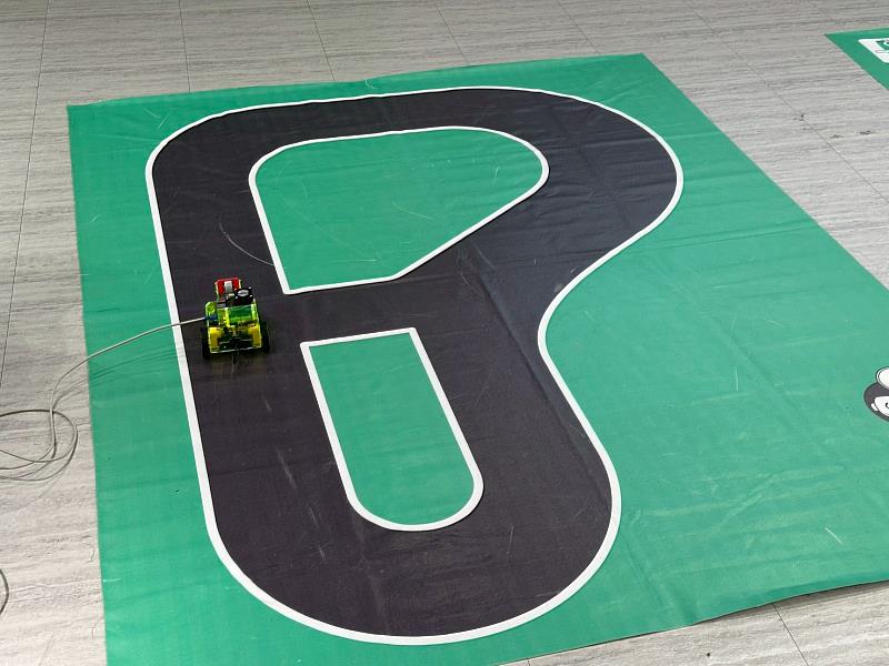 圖四、NVIDIA JetBot智慧自走車透過影像蒐集、模型訓練與道路測試，建立道路辨識模型，實現自主辨識道路環境並完成賽道挑戰。