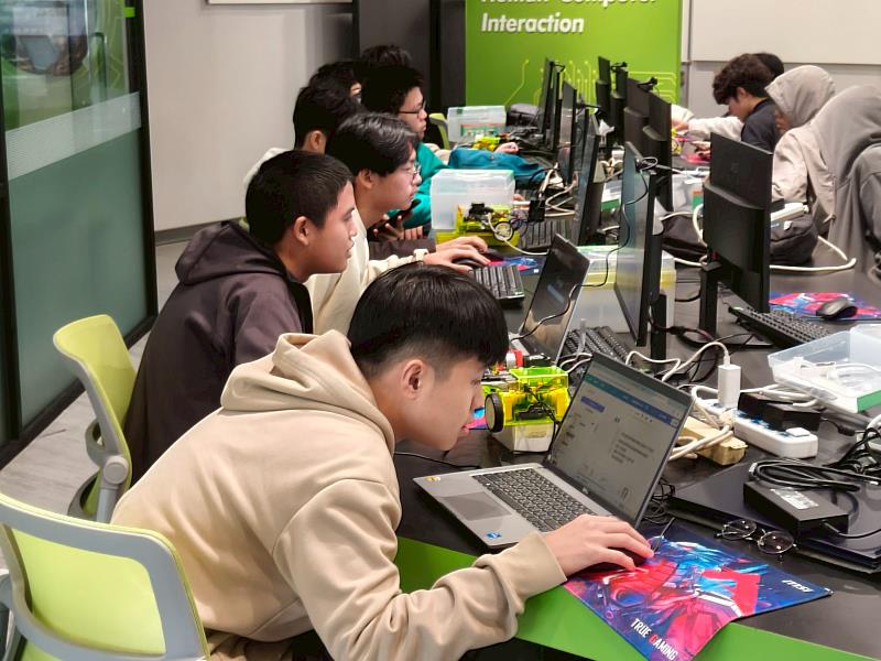 圖二、學生專注學習JetBot系統部署與操作流程。