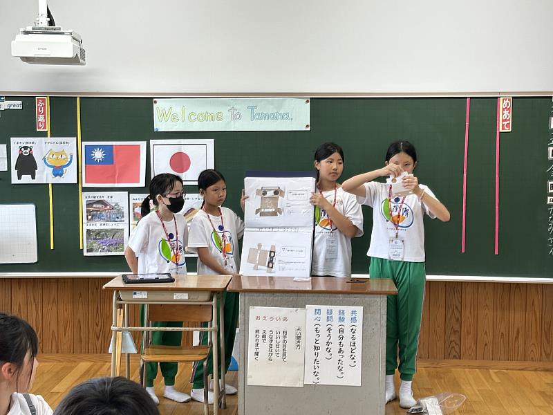 台日雙方小學生在交流互動中增進友誼與理解。