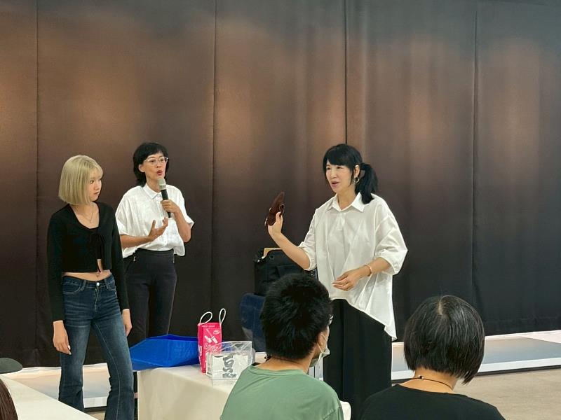 學生學習如何聰明擦拭的方法。