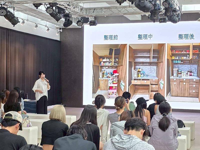 學生專心聆聽收納心法。