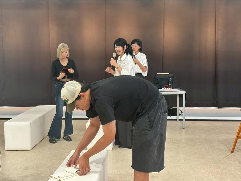 學生嘗試衣物疊新方法。