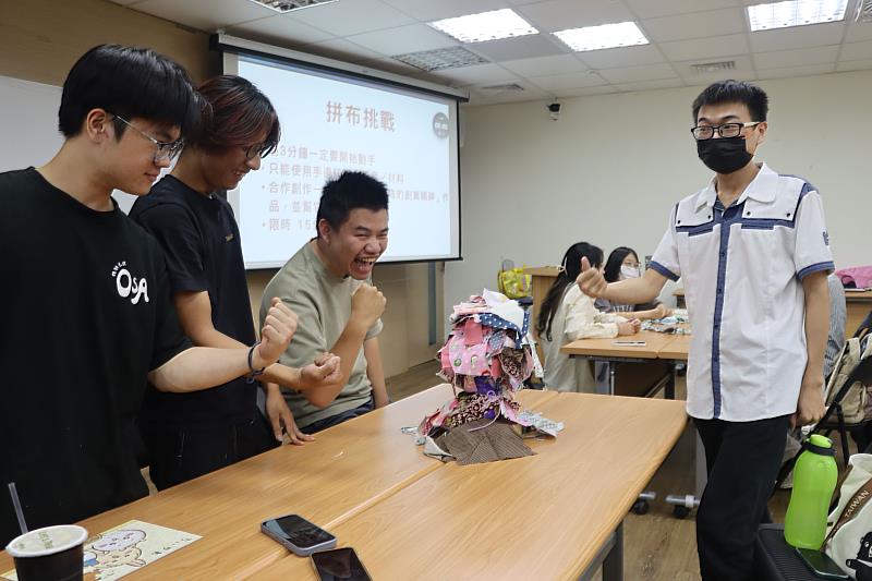南大學生參與創意拼布活動，以不同布塊拼接獨特作品，象徵人生與職涯擁有多元選擇，也呼應創業勇於探索的精神。