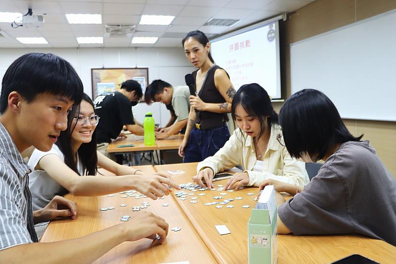南大學生透過團隊拼圖活動學習溝通協調與資源整合，在實作過程中體會合作精神與解決問題的重要能力。