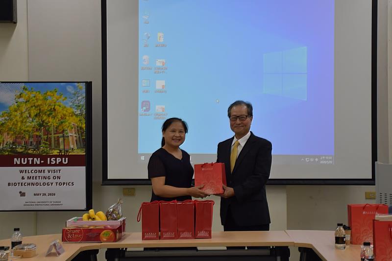 南大生科系主任鄧燕妮教授(左)感謝日本石川縣立大學來訪交流,期盼透過學術對話拓展國際合作與研究交流機會。