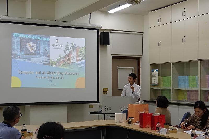 南大生科系卓書齊博士介紹人工智慧輔助藥物開發應用，展現AI結合生物科技的跨域研究特色。