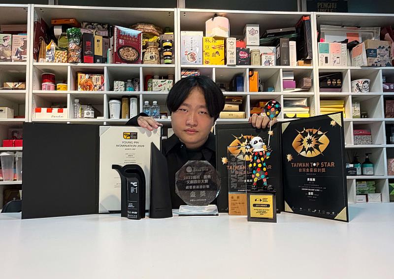 崑大視傳系黃胤展以設計翻轉人生 國內外競賽豐收 畢製金獎加冕