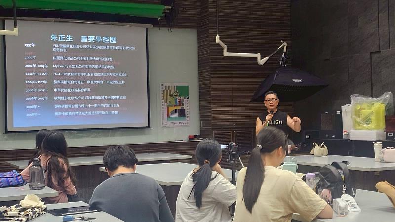 朱正生理事長分享時尚造型設計實戰經驗，啟發學生美學視野。