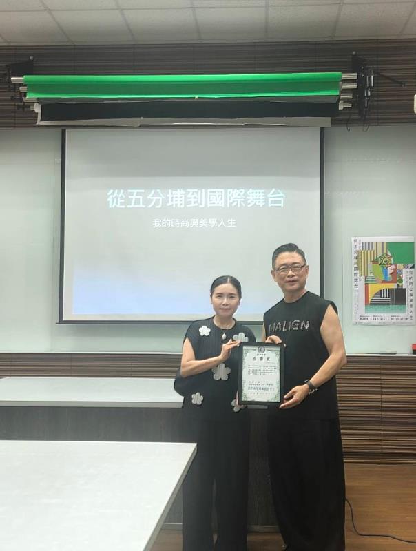 林青玫主任頒發感謝狀,感謝朱正生理事長蒞校分享。