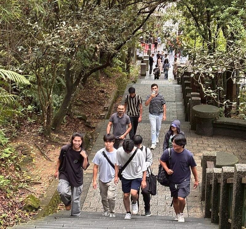 四、國際學生拾級而上，拜訪玄光寺，體能大考驗。
