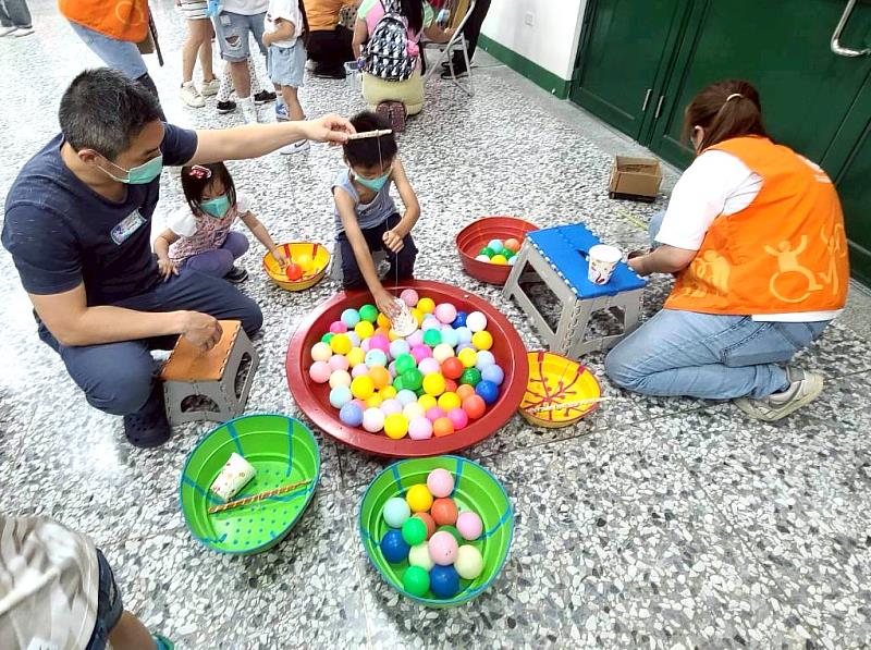 家長一起陪伴孩子參加闖關活動。