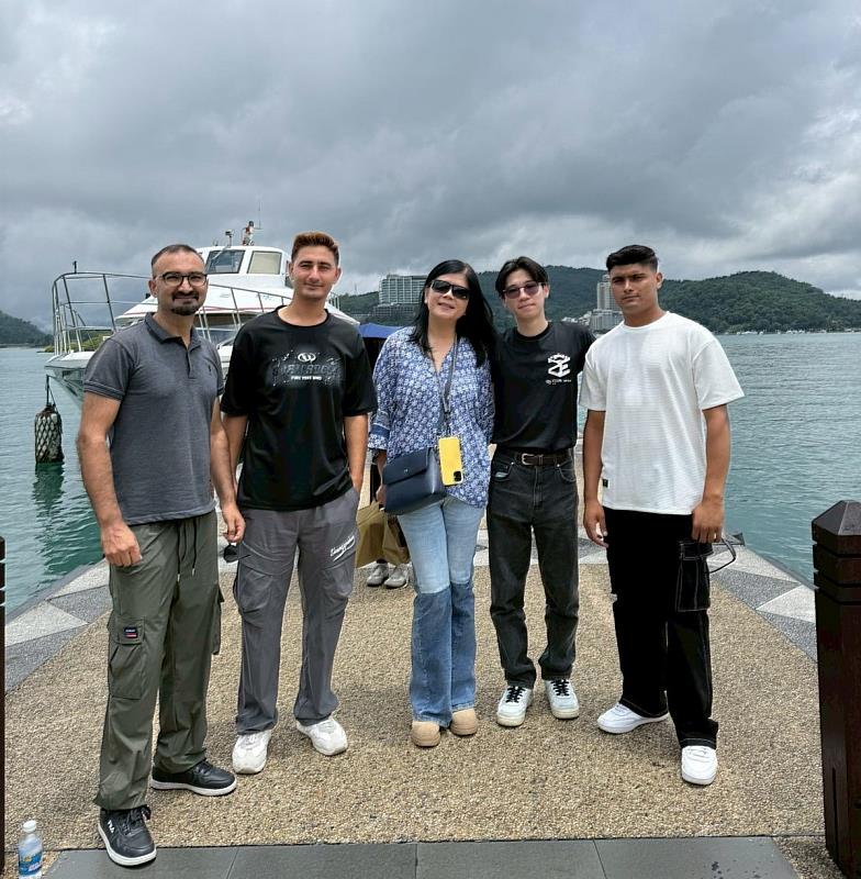 三、國際處黃貞元組長跟國際學生於碼頭上合影。