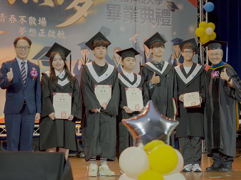 育達高中劉育仨校長(左)與中國科技大學陳振遠校長頒發學業優秀學生獎。(照片/校方提供)