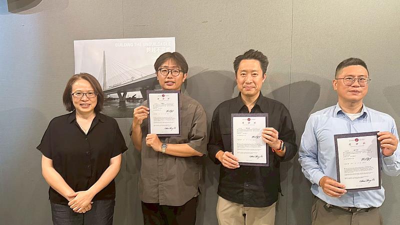 建築系主任柯純融（左起）致贈感謝狀予講座講師，建築師兼建築系校友邱繼葵、建築師黃劭暐，與主任兼工程師楊淳皓。（圖／淡江大學提供）