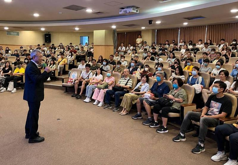 中國科技大學陳振遠校長歡迎參與校園參觀日的學生與家長。（照片/校方提供）