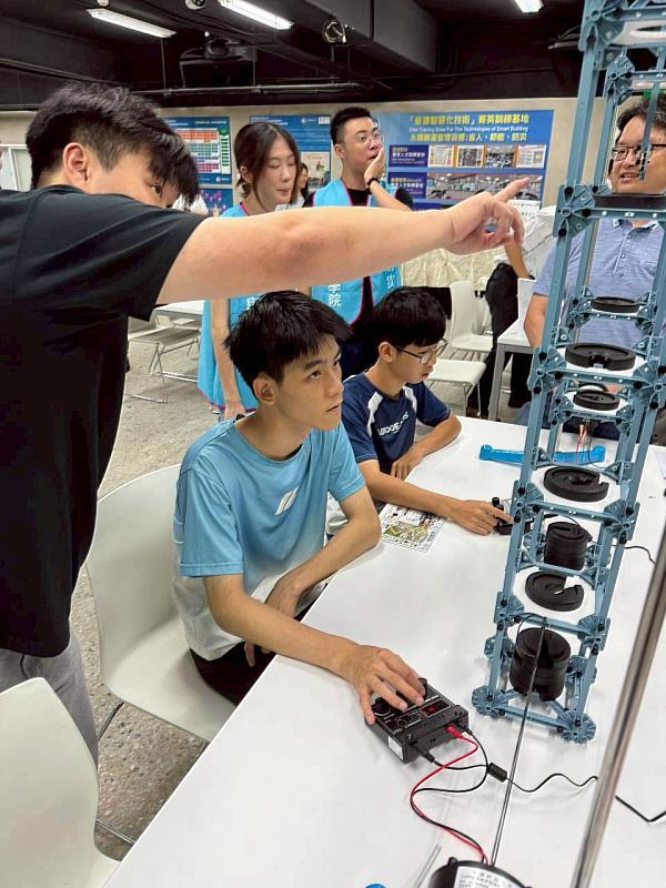 中國科技大學土木與防災系校園參觀日教學體驗。（照片/校方提供）