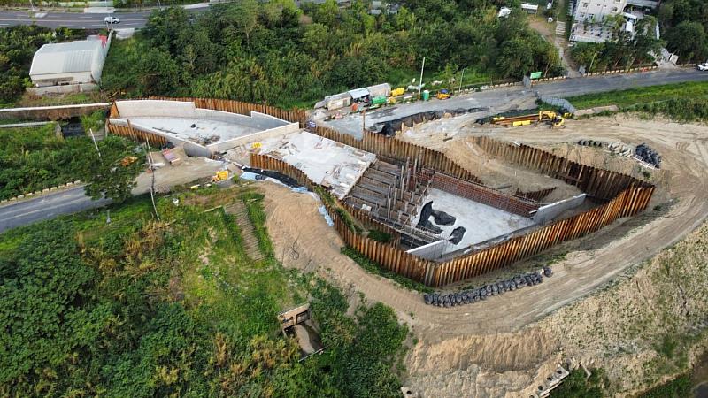 「後庄直排一出口段改善工程」將原有2孔涵管擴建為5孔箱涵，並優化出水口流向。