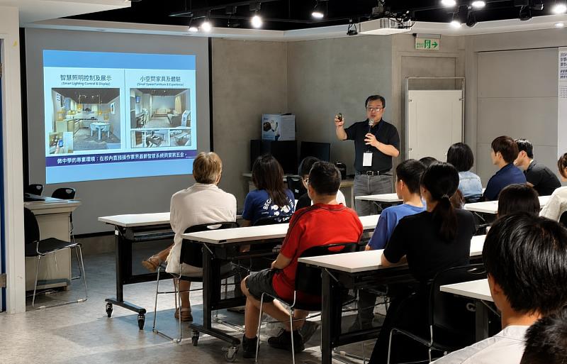 中國科技大學室內設計系陳鼎周主任向參與校園參觀日的學生與家長說明學系特色課程安排。（照片/校方提供）
