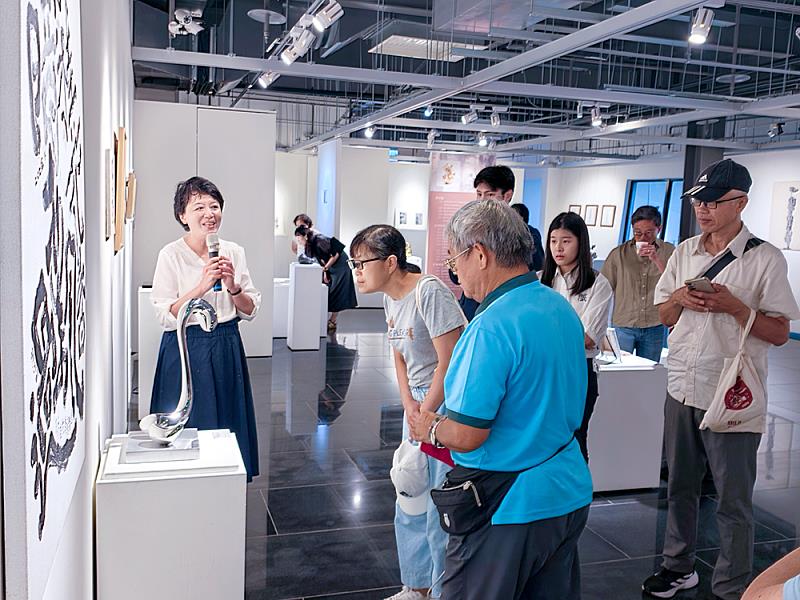 蒲宜君親自帶領觀眾導覽作品，分享《掌中山水》與生命行旅系列的創作思考。