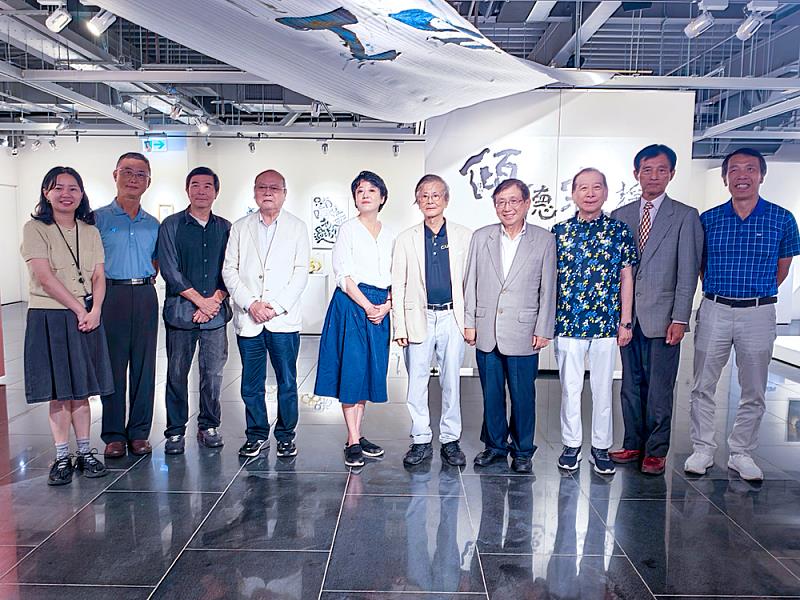 藝文界貴賓出席《傾聽寂靜》開幕茶會，與兩位藝術家合影留念。