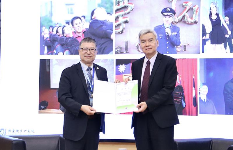 高雄醫學大學校長余明隆(左)致贈感謝狀予司徒惠康院長。