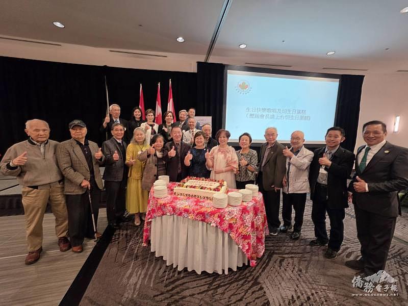 徐佳青與歷任會長共同切蛋糕慶祝大溫哥華臺灣同鄉會60週年。