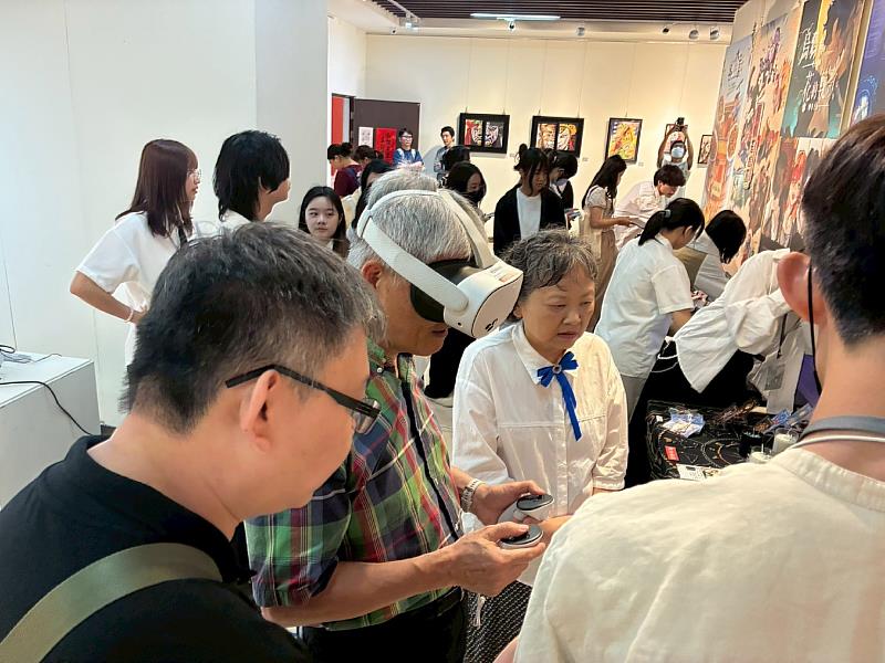 南華大學視設系《層影》畢業展，展現創意能量與設計實力，高俊雄校長體驗學生的創作作品。