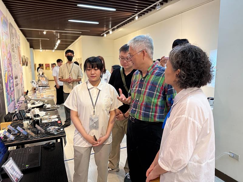 南華大學視設系《層影》畢業展，展現創意能量與設計實力，高俊雄校長觀賞學生創作。