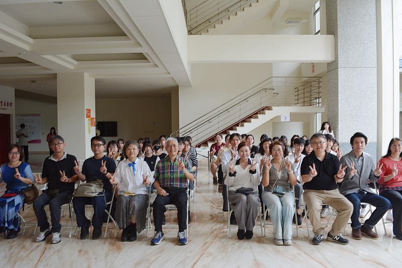南華大學視設系《層影》畢業展，展現創意能量與設計實力，學生與師長於開幕式合影。
