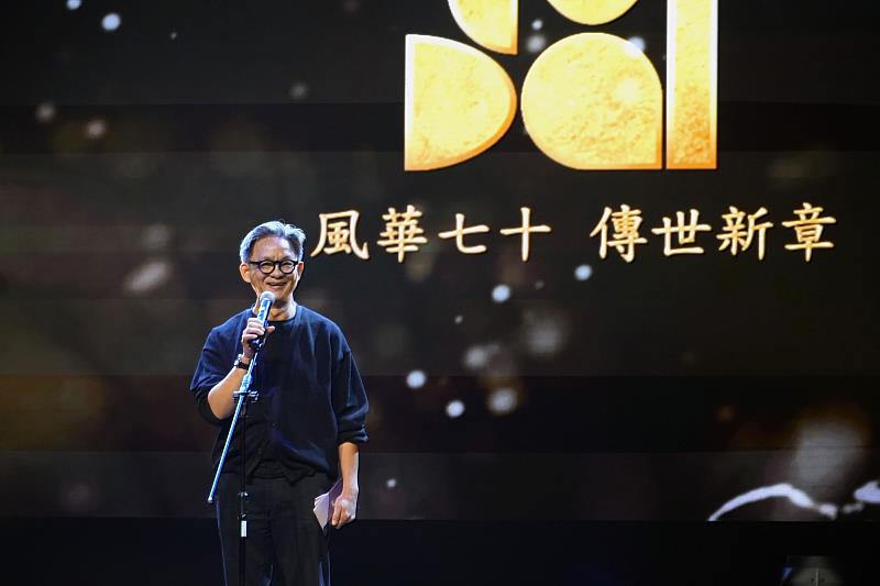 金鐘導演曹瑞原返母校頒獎,勉勵世新學弟妹AI時代一定要學會使用工具,但不能讓工具取代靈魂。(世新大學提供)
