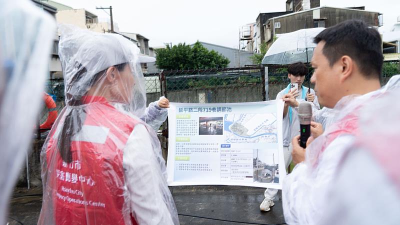 市長高虹安率市府團隊前往華江滯洪池視察防汛整備工作。