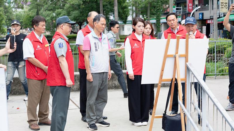 市長高虹安率市府團隊前往護城河一帶視察防汛整備工作。
