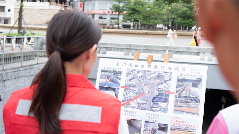 市長高虹安率市府團隊前往護城河一帶視察防汛整備工作。