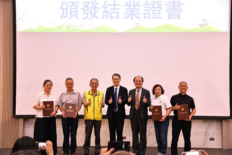AI創作、華麗走秀！暨大第三人生大學結業式 展現終身學習豐碩成果