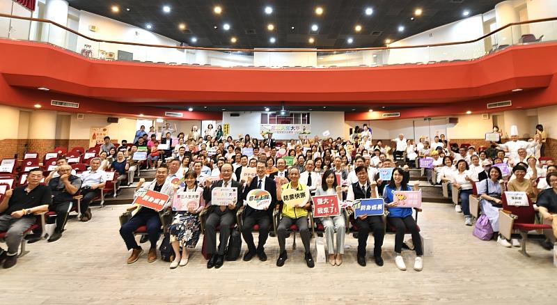 114學年度暨大第三人生大學結業式暨成果展，全體人員合影。