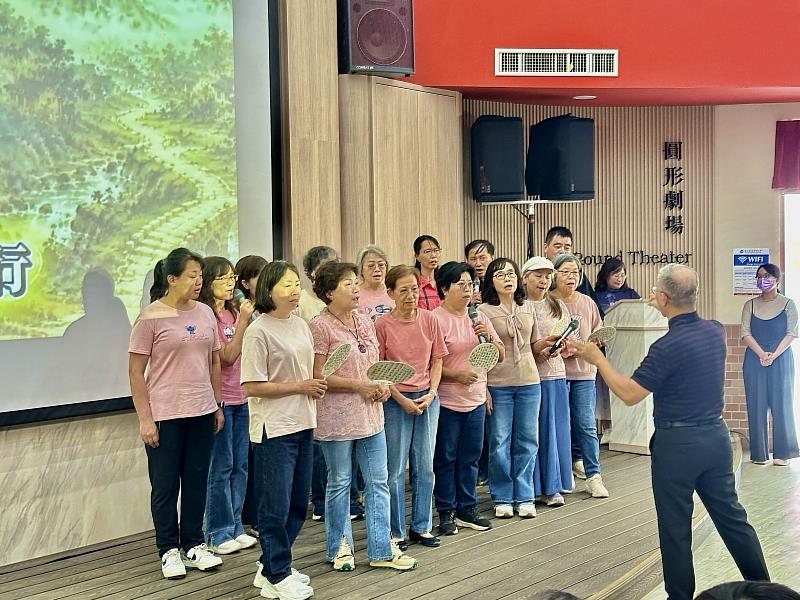 114學年度暨大第三人生大學結業式暨成果展，學員結合科技與創意的「AI歌曲創作與演唱」。